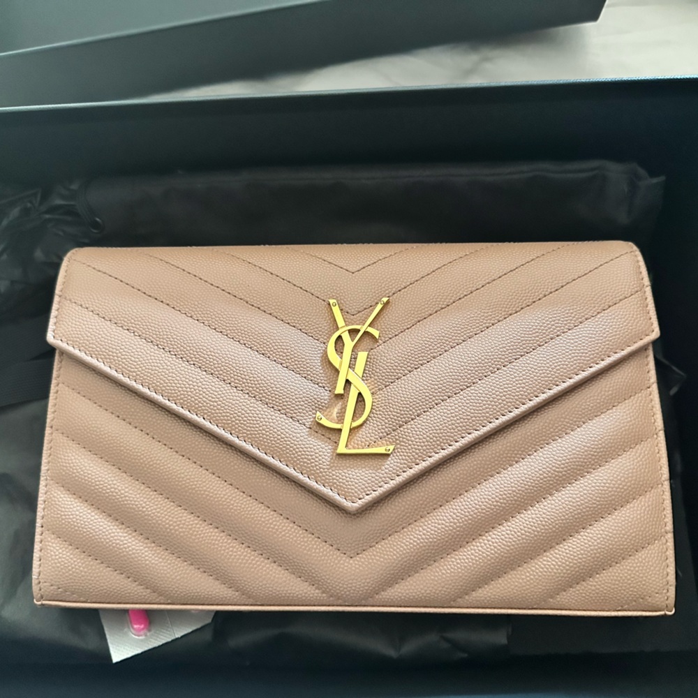 CASSANDRE ENVELOPE CHAIN WALLET IN LAMBSKIN
DUSTY GREY